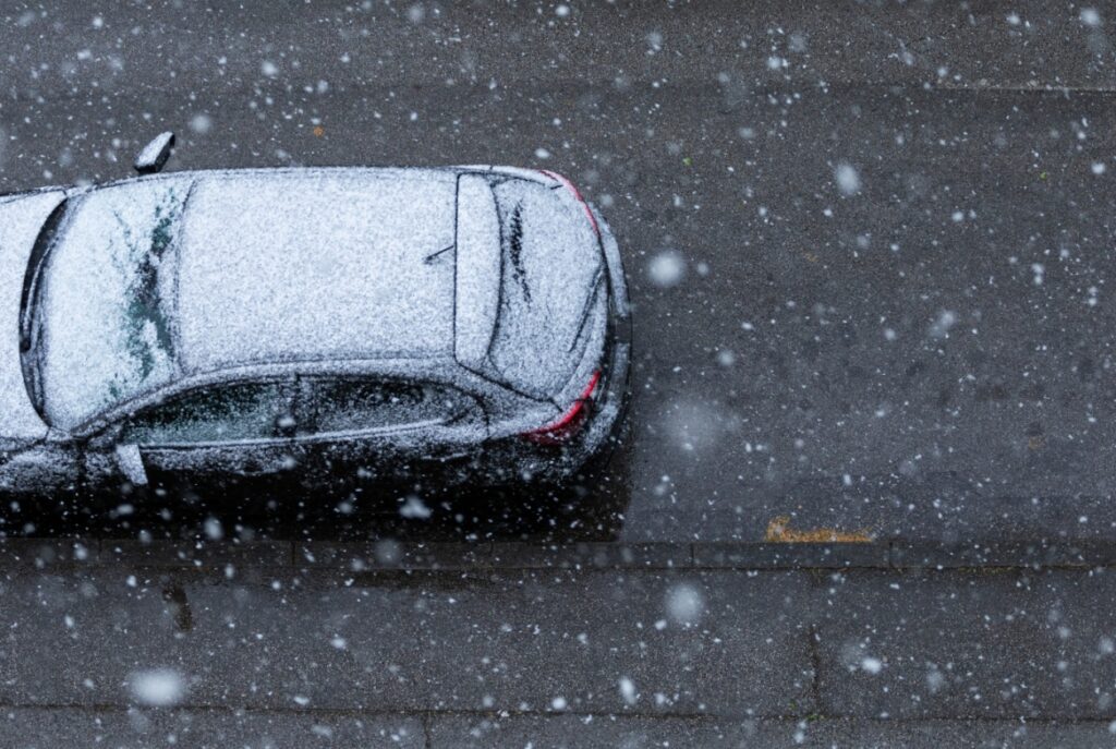 Kierowca, który nie usunął lodu z dachu swojego auta, ukarany mandatem