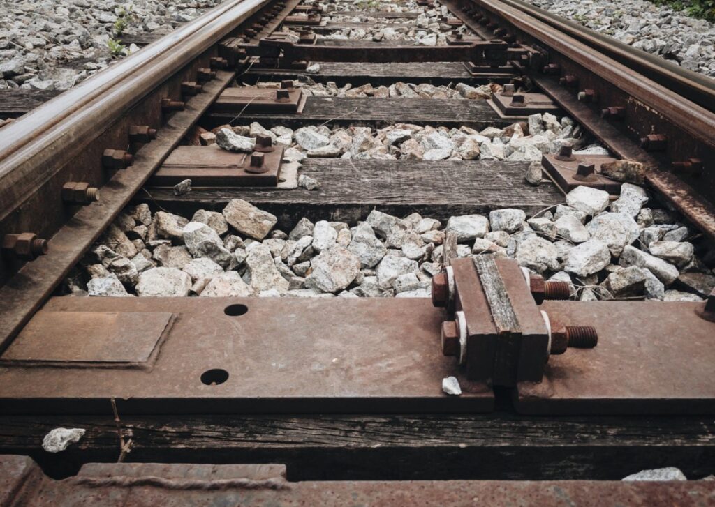 Apel o rozwagę na przejazdach kolejowych: wypadek szynobusu i samochodu osobowego