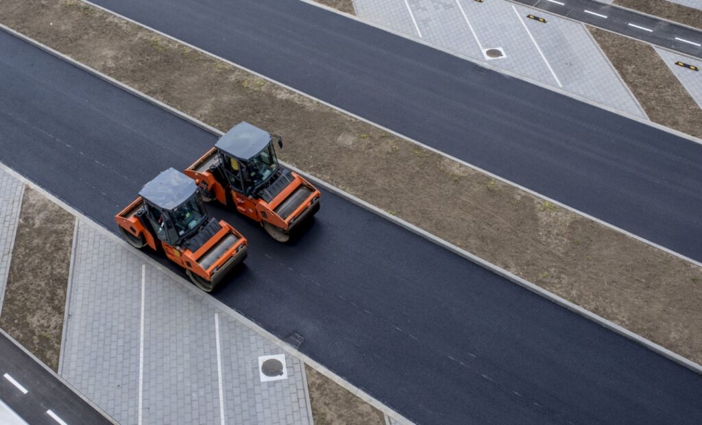 Samorządy skupiają się na poprawie jakości infrastruktury drogowej podczas okresu wakacyjnego